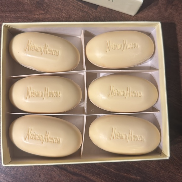 Vintage Newman Marcus 6 Cakes Verbena Guest Soap - Picture 4 of 4